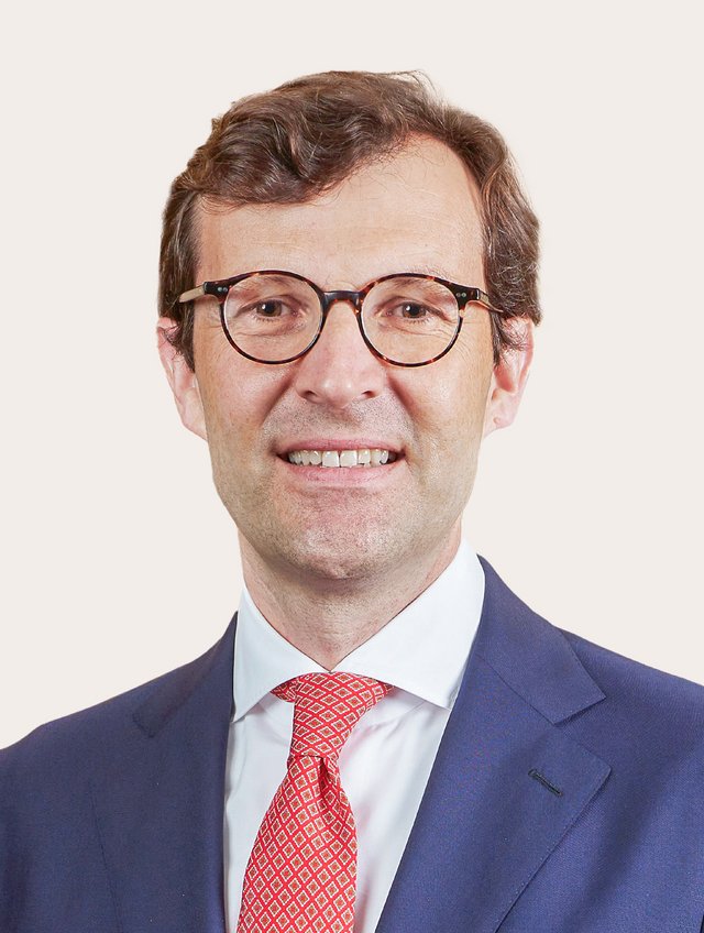 Prof. Dr. Christoph Schaltegger Ein Foto von Christoph Schaltegger vor beigem Hintergrund.